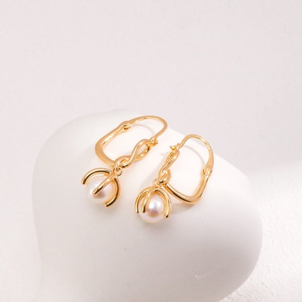 E0951 Timeless Elegance: Natural Pearl Earrings